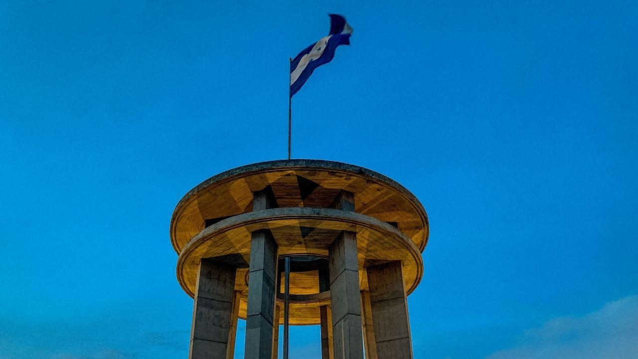 Imagen Principal de Nota: Así se vivió la Izada de la Bandera en Casa Presidencial