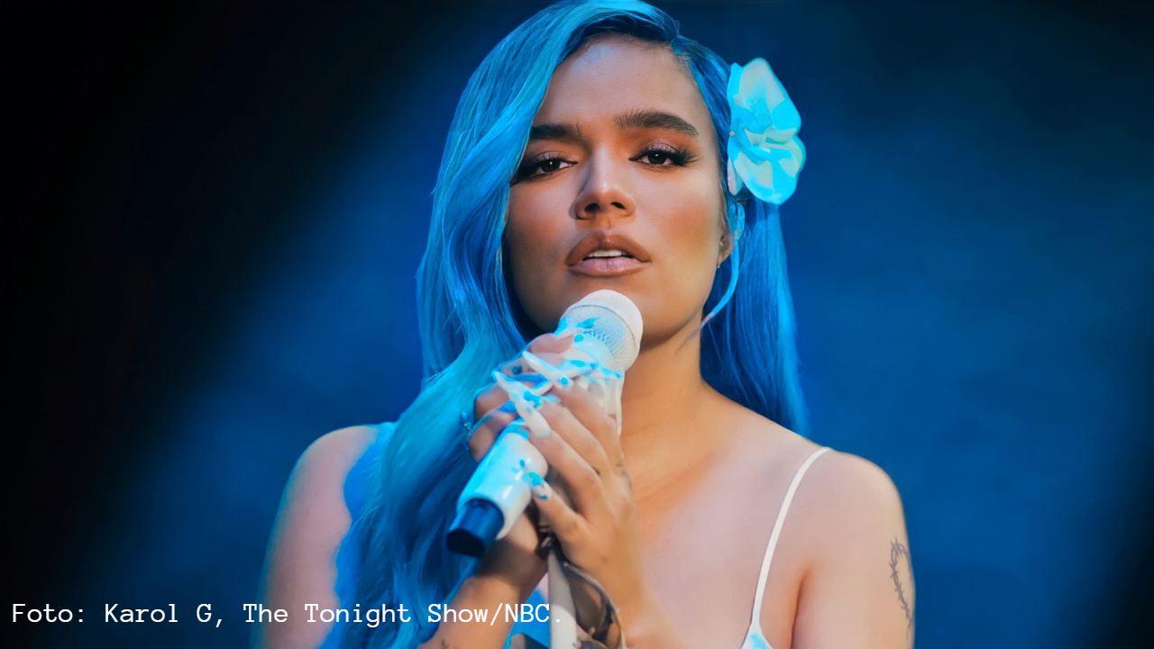 Imagen Principal de Nota: Karol G besa a bailarina en pleno concierto y surgen rumores de supuesta bisexualidad