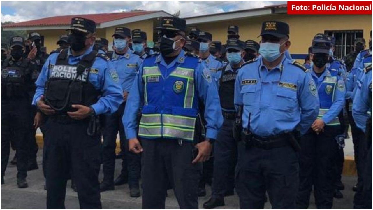 Imagen Principal de Nota: ¿Qué hacer cuando policías hondureños toquen a su puerta? Siga estos 3 pasos si sospecha que son falsos agentes