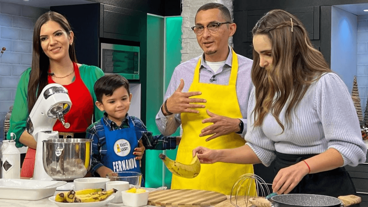 Imagen Principal de Nota: En la Cocina del Cinco: Melissa Valeriano y su familia revelan su receta  de ‘plátano en gloria’ navideño