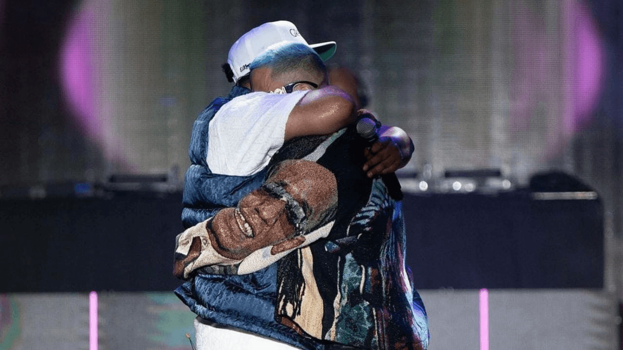 Imagen Principal de Nota: Don Omar rinde homenaje a Flow La Movie en pleno concierto y hace llorar a sus fans