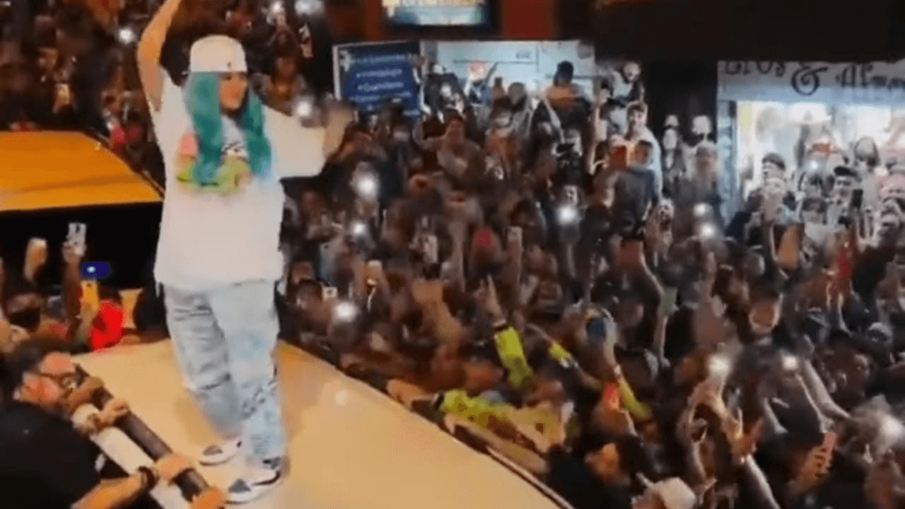 Imagen Principal de Nota: Karol G desata la locura al recorrer las calles de Colombia, mira cómo la rodearon