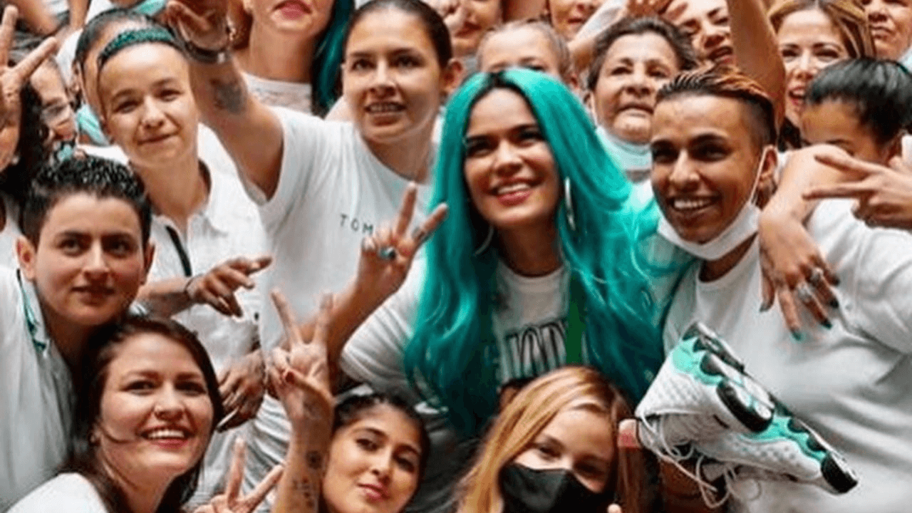 Imagen Principal de Nota: Al estilo 'La reina del flow', Karol G entra a una cárcel colombiana y enloquece a las reclusas