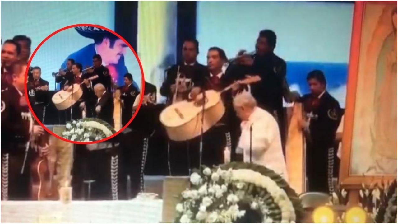 Imagen Principal de Nota: Sacerdote cambió su sotana por traje de charro y cantó en funeral de Vicente Fernández