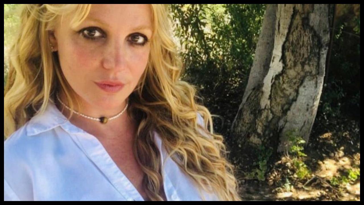 Imagen Principal de Nota: ¡Sin censura! Britney Spears en nueva polémica tras posar como Dios la trajo al mundo