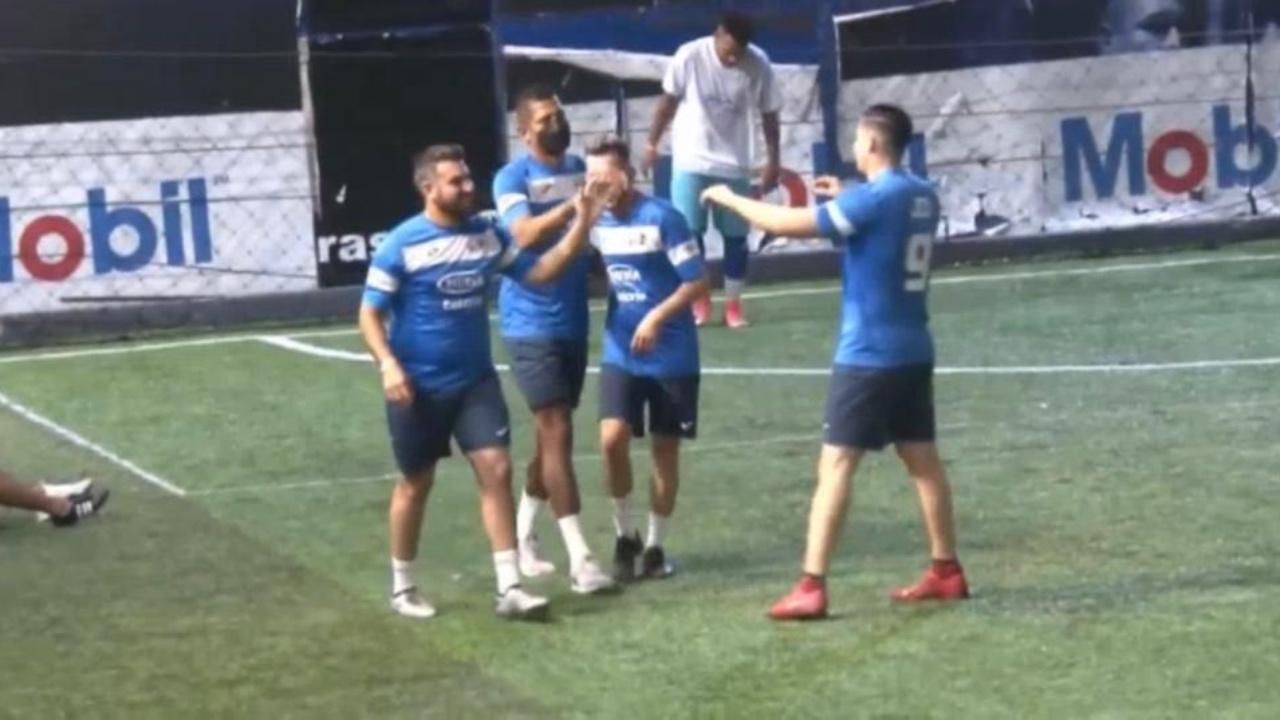 Imagen Principal de Nota: Carlo Costly anotó el primer gol del partido benéfico entre artistas y creadores de contenido