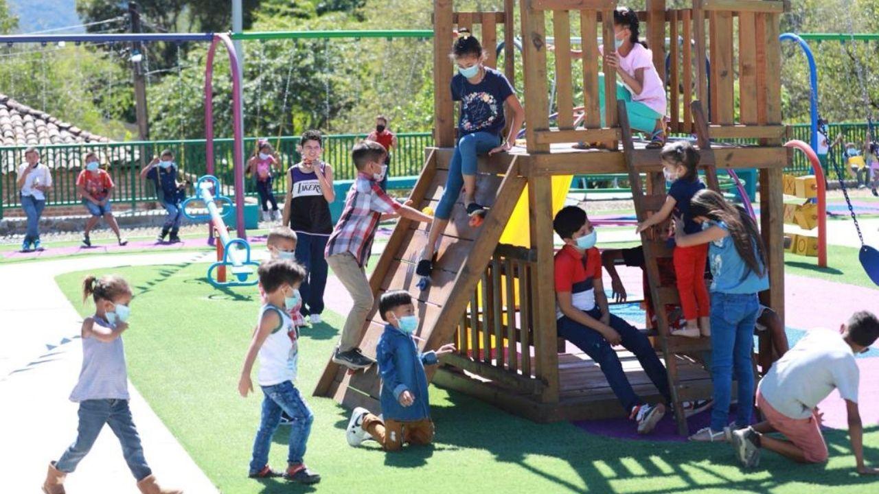 Imagen Principal de Nota: Gobierno destaca entre sus logros inauguración de 178 Parques para una Vida Mejor