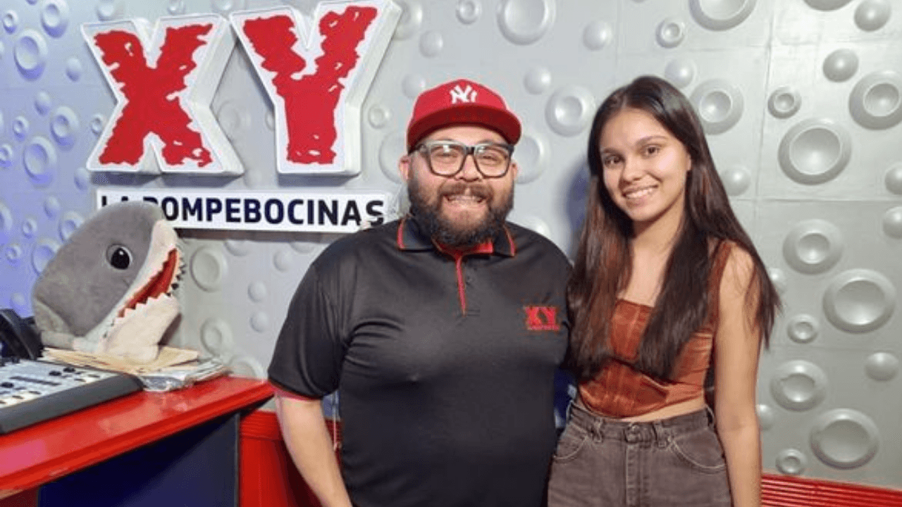 Imagen Principal de Nota: Un éxito total fue el podcast: 'Vivir Una Vida Solo Para Las Redes' junto a la influencer Adriana Torres