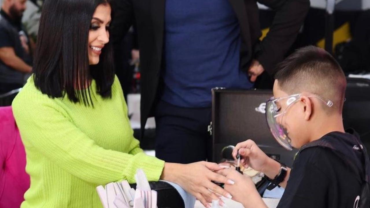 Imagen Principal de Nota: Niño que se viralizó por trabajar como estilista  atendió esposa de Edwin Luna