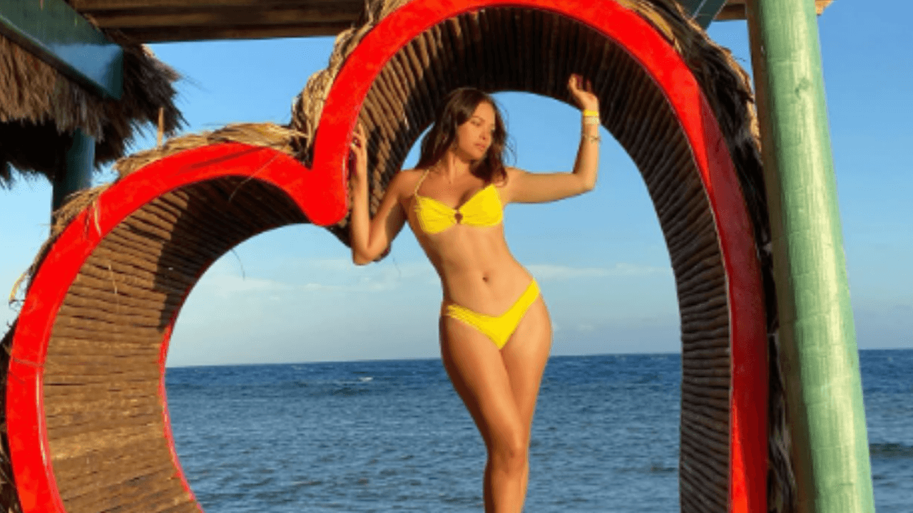Imagen de Sirey Morán enamora a sus seguidores desde Islas de la Bahía posando en traje de baño