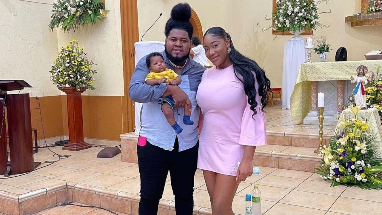 Imagen Principal de Nota: Así fue la presentación del bebé de 'La more' frente a la iglesia