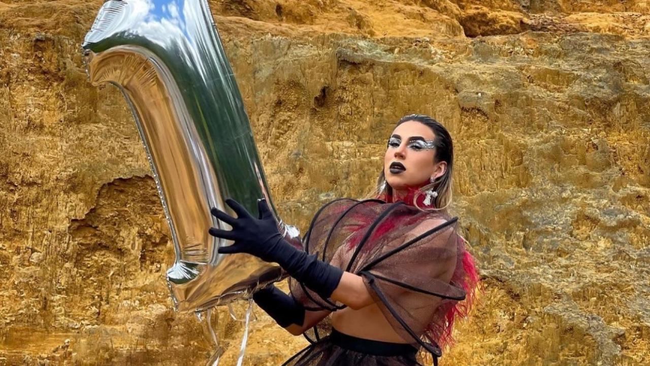 Imagen Principal de Nota: Betanco llega al millón de seguidores en TikTok y lo celebra con uno de sus estilos más extravagantes