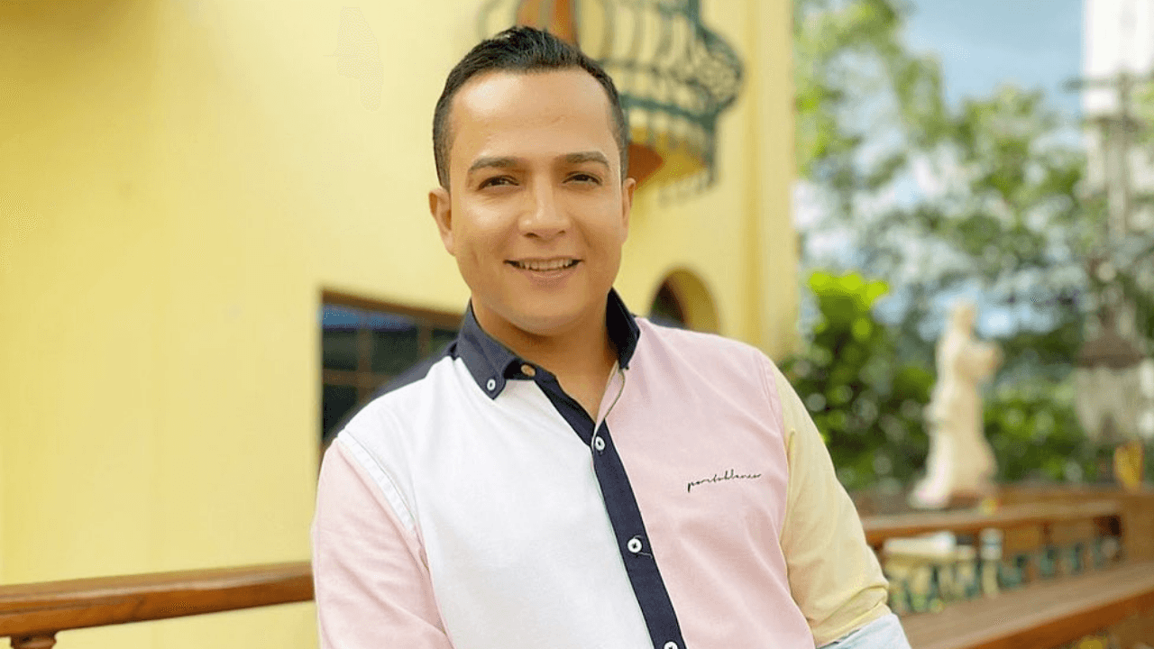 Imagen Principal de Nota: Erik Chavarría  cautiva en las redes al posar en sexy bañador