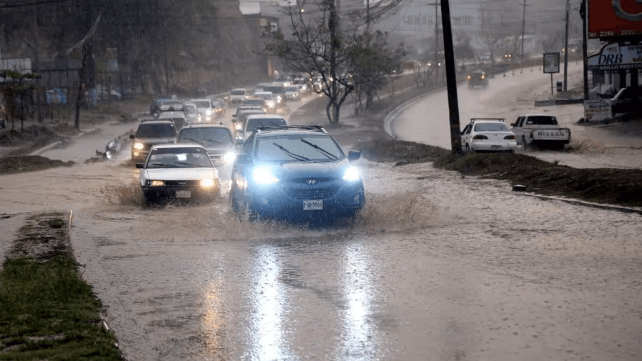 Imagen Principal de Nota: Frente frío continuará dejando lluvias acompañadas de tormentas eléctricas en Honduras