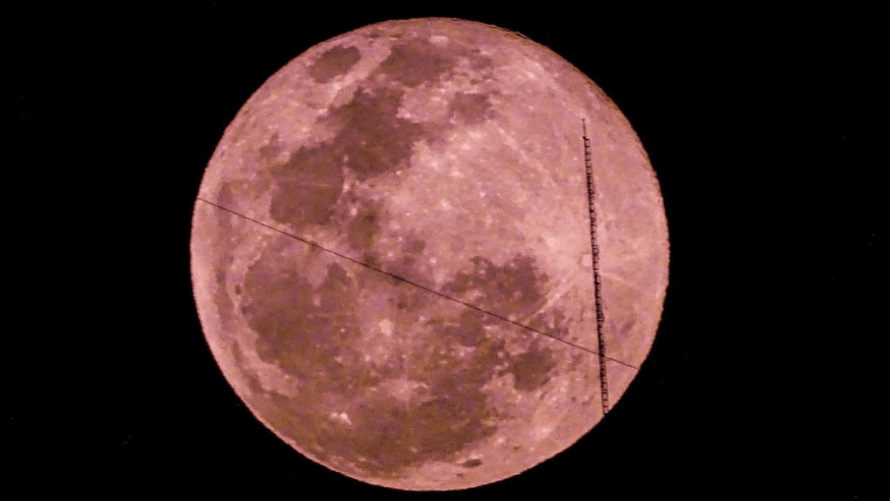Imagen Principal de Nota: Las increíbles fotos que compartieron los hondureños  de la luna rosa