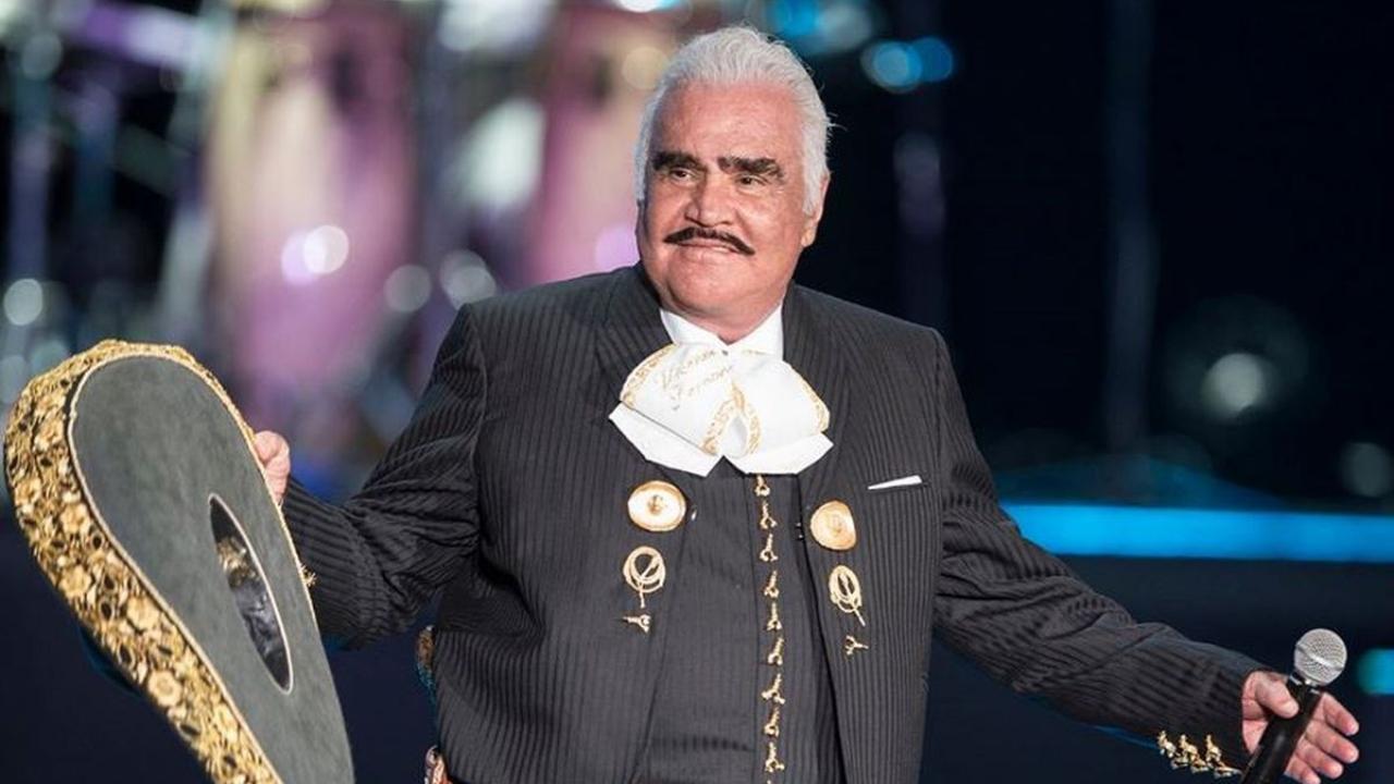 Imagen Principal de Nota: Artista manda a subir al escenario a Vicente Fernández para recibir su premio en los Grammy