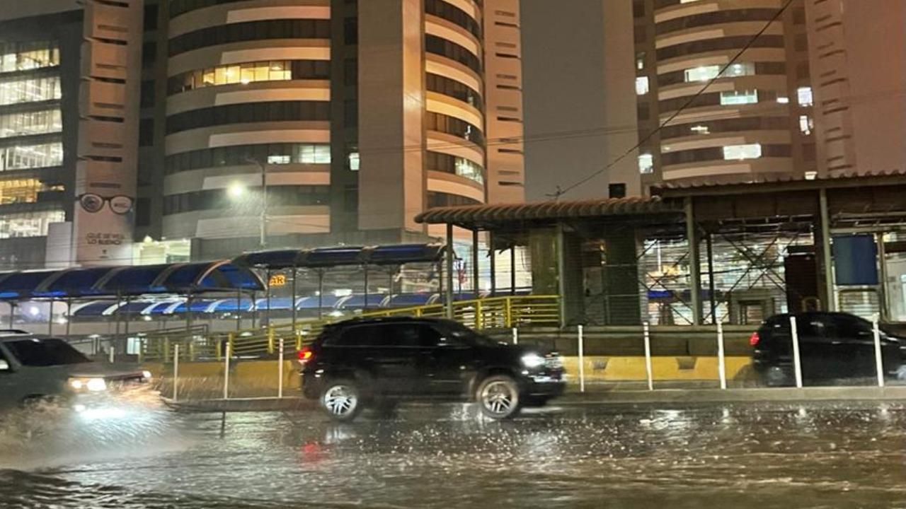 Imagen Principal de Nota: Copeco declara alerta verde en cuatro departamentos por onda tropical