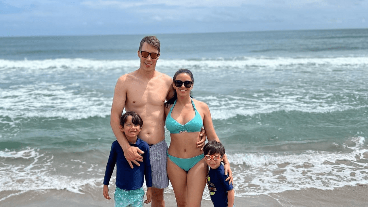 Imagen Principal de Nota: Ana Jurka y su familia disfrutan de las bellas playas de Honduras