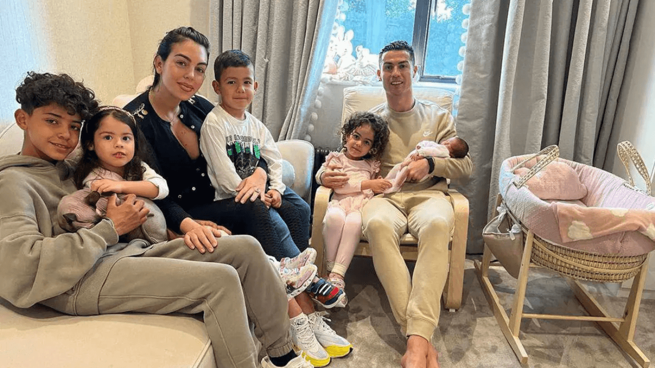 Imagen de Georgina Rodríguez comparte las primeras fotos de su bebé y revela su nombre