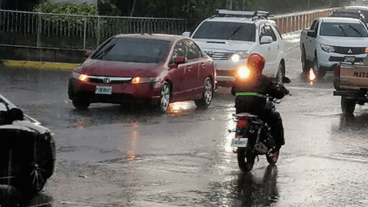 Imagen Principal de Nota: Segunda onda tropical intensificará lluvias en varios departamentos de Honduras