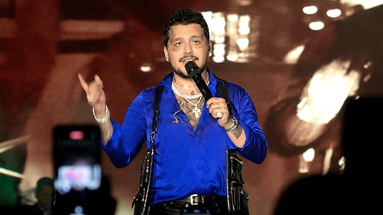Imagen Principal de Nota: Christian Nodal pide que saquen y le paguen boleto a fanático que le lanzó hielo en concierto