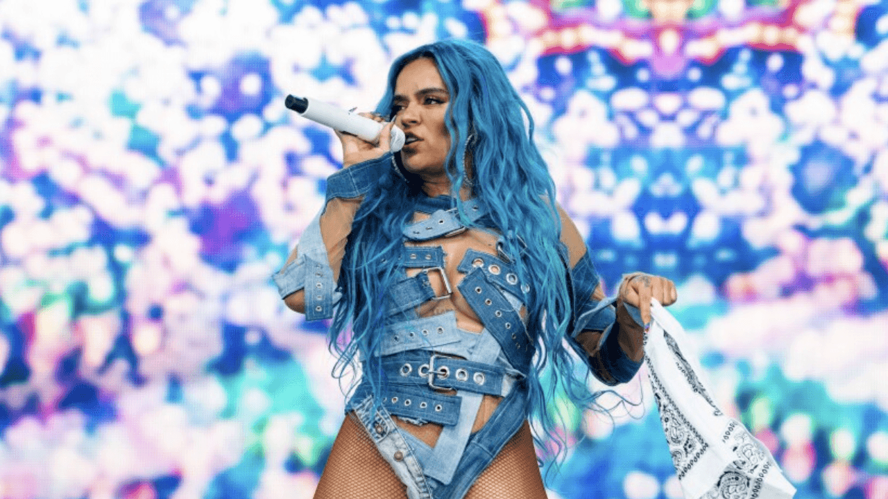Imagen Principal de Nota: 'No me hagan sacarlos': Karol G se molesta con fans por estar sentada y con el celular en mano durante su concierto