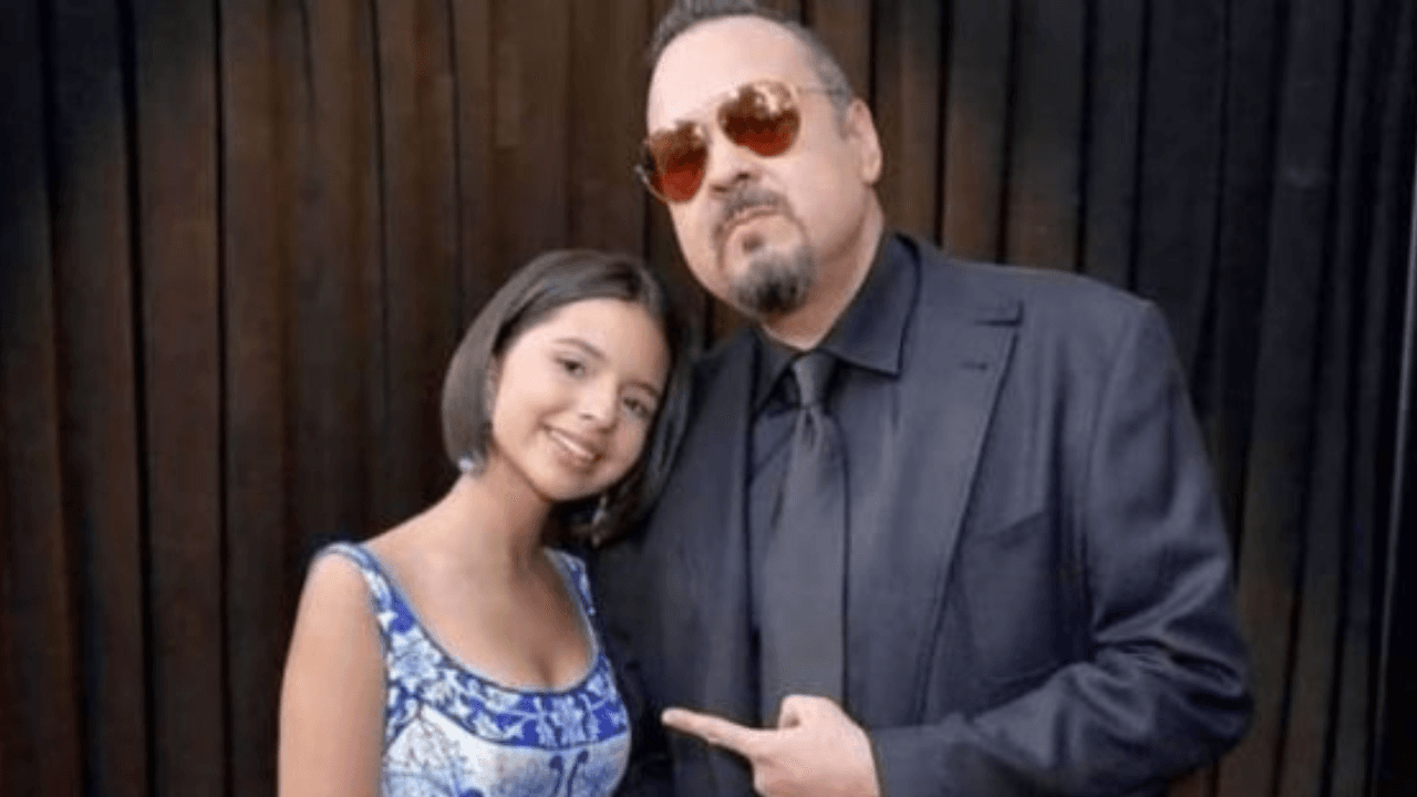 Imagen de Pepe Aguilar reacciona molesto con su hija en pleno concierto por el escote de su vestido