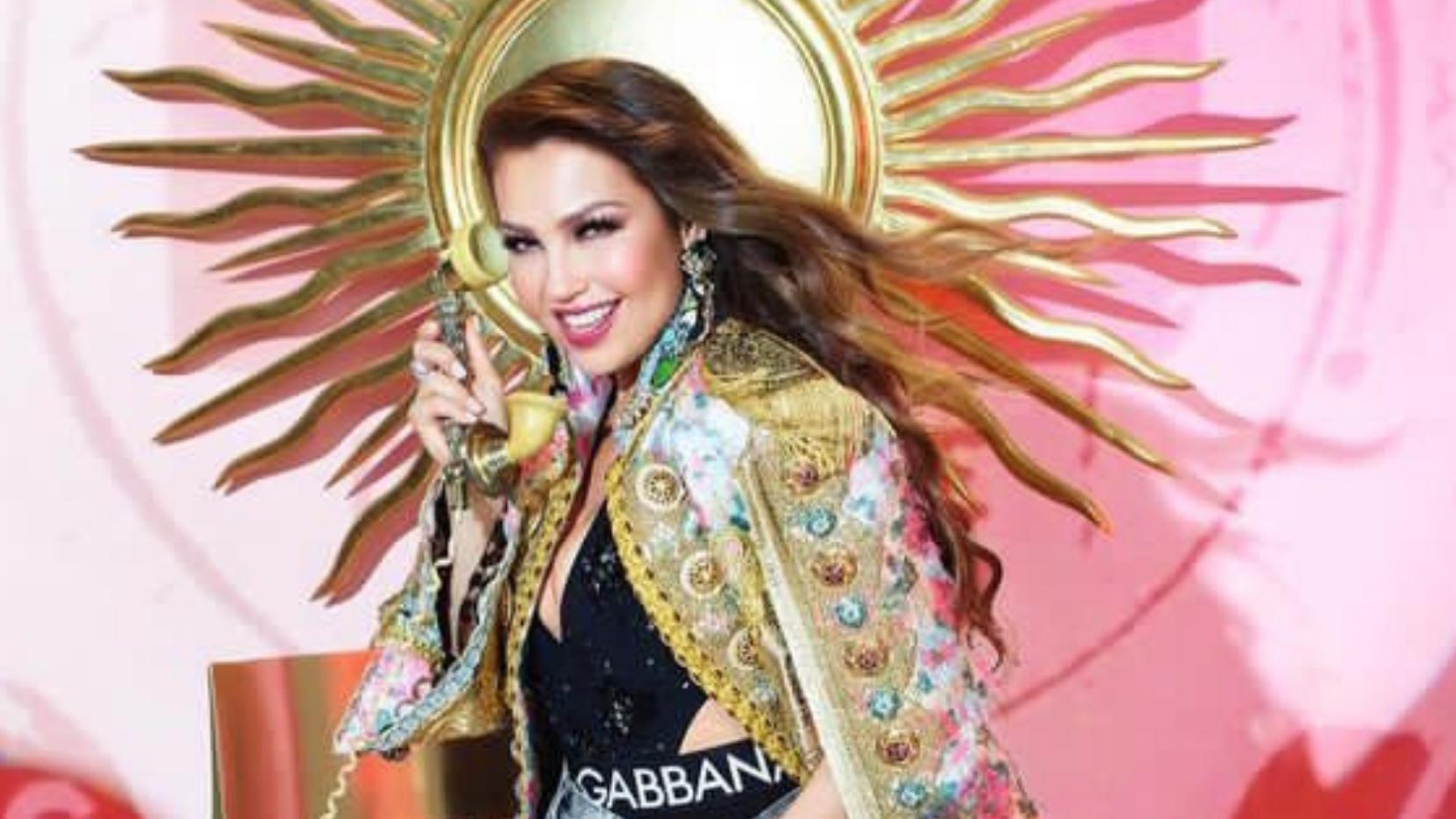 Imagen Principal de Nota: Thalía sorprende a sus seguidores al posar en atrevido traje de baño