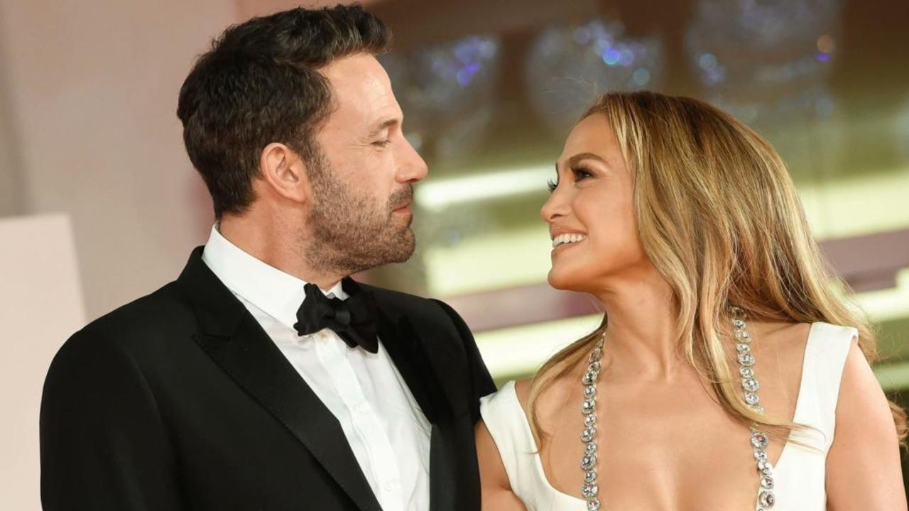 Imagen Principal de Nota: Ben Affleck se queda dormido durante paseo de luna de miel y le llueven los memes