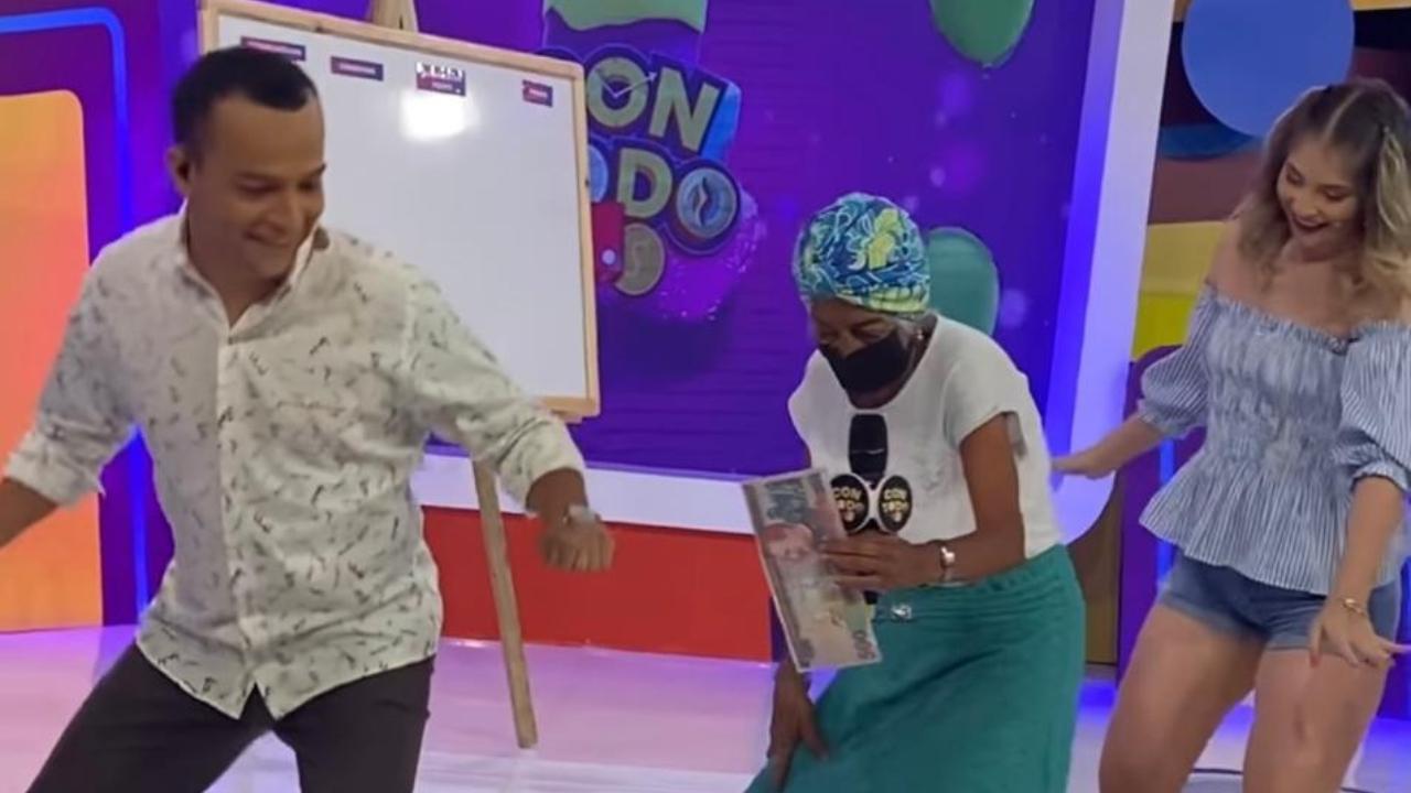 Imagen de Abuelita de 90 años hondureña puso a bailar a presentadores de Con Todo