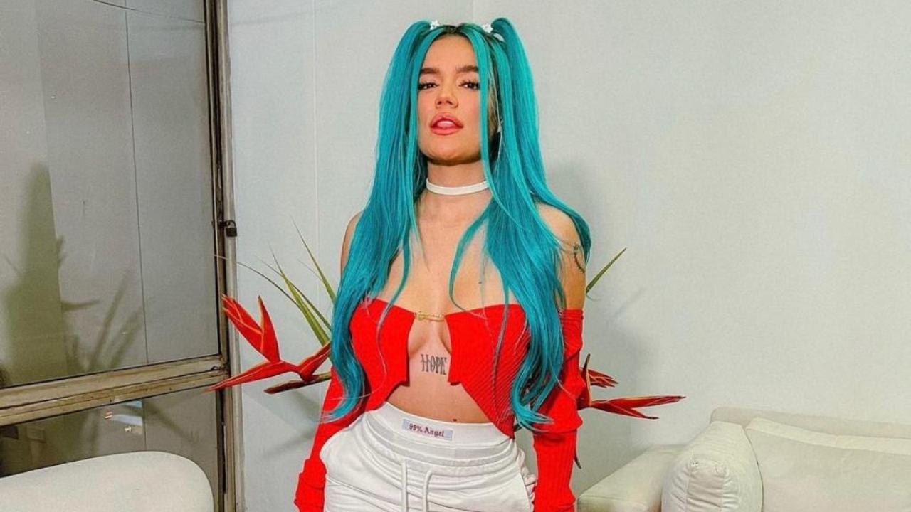 Imagen Principal de Nota: Karol G: 10 fotos en las que derrochó belleza con su icónico cabello azul