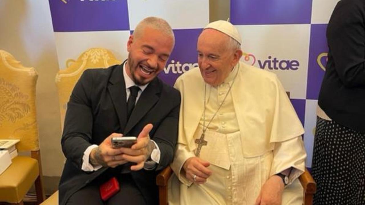 Imagen Principal de Nota: Así fue la reacción de J Balvin al ser llamado ‘travieso’ por el Papa