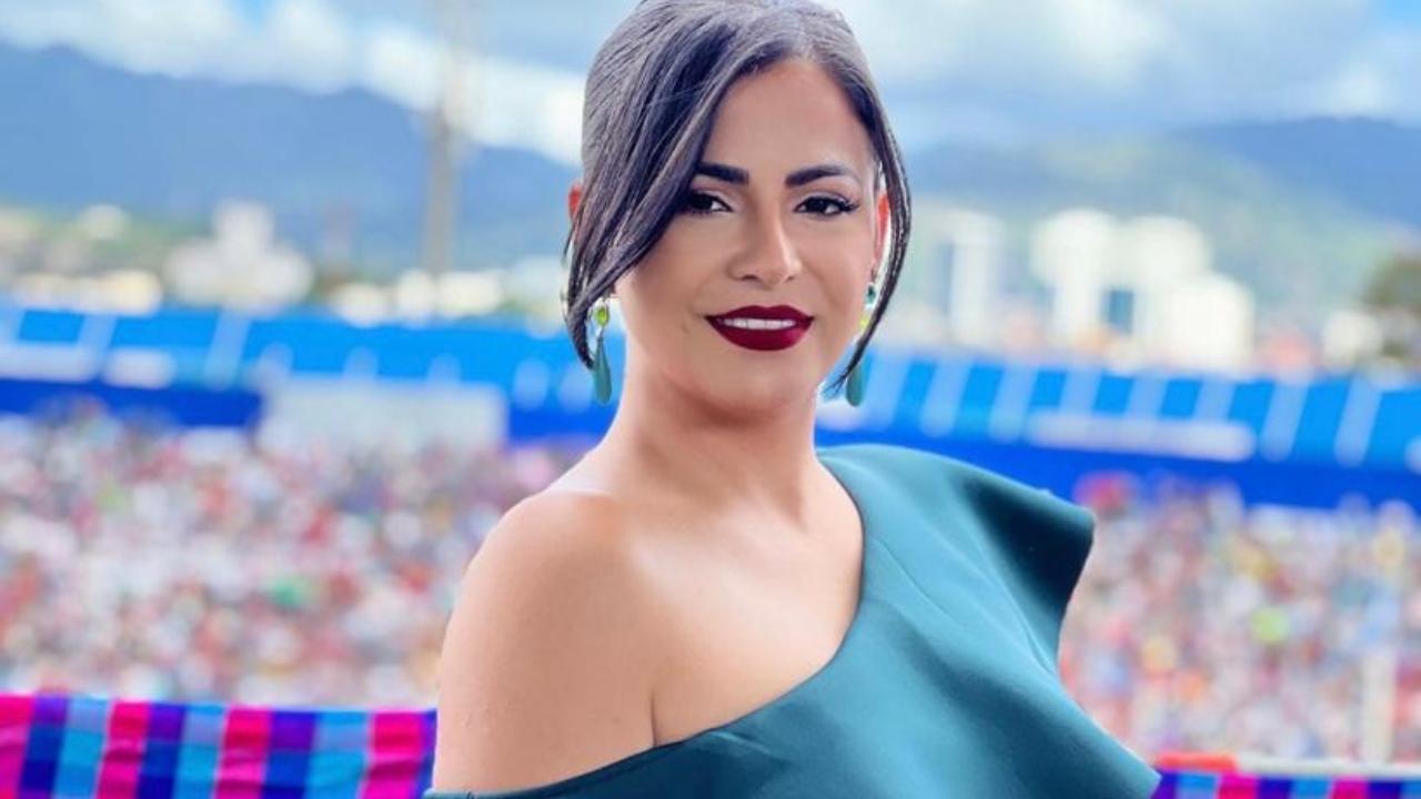 Imagen de Samantha Velásquez muestra sus dotes de canto al ritmo de Selena