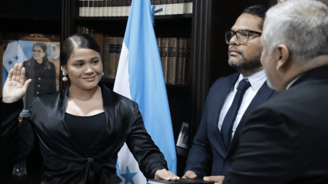 Imagen Principal de Nota: Juramentan a Cesia Saénz como Embajadora Honoraria del Arte y la Cultura de Honduras en México