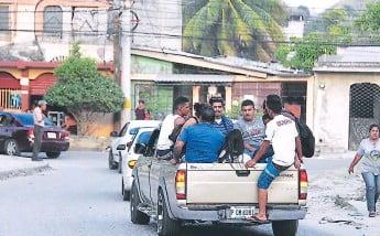 Imagen de Multa de L600 a conductores que excedan el límite de personas en pick-up