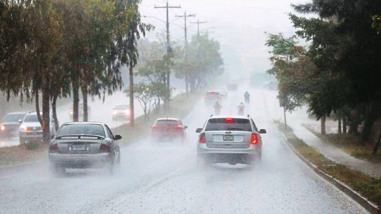 Imagen Principal de Nota: Lluvia con tormenta eléctrica se registran en estos departamentos las próximas horas