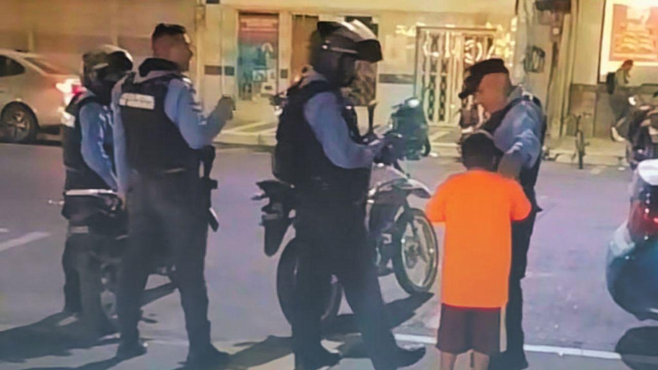 Imagen Principal de Nota: Policías hondureños cumplen sueño a niño de ser un agente por unos minutos
