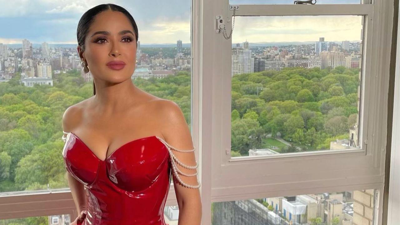 Imagen Principal de Nota: Salma Hayek deslumbra en bikini verde y se prepara para los Juegos Olímpicos