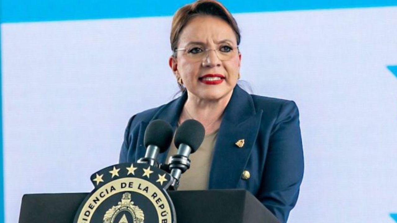 Imagen Principal de Nota: Los looks más destacados de la presidenta Xiomara Castro en los últimos desfiles patrios ¿Repitió look?