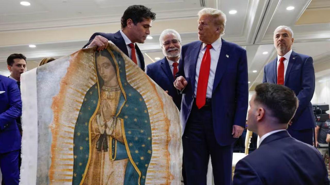 Imagen de Eduardo Verástegui regala estandarte de la Virgen de Guadalupe a Trump y pide a latinos votar por él