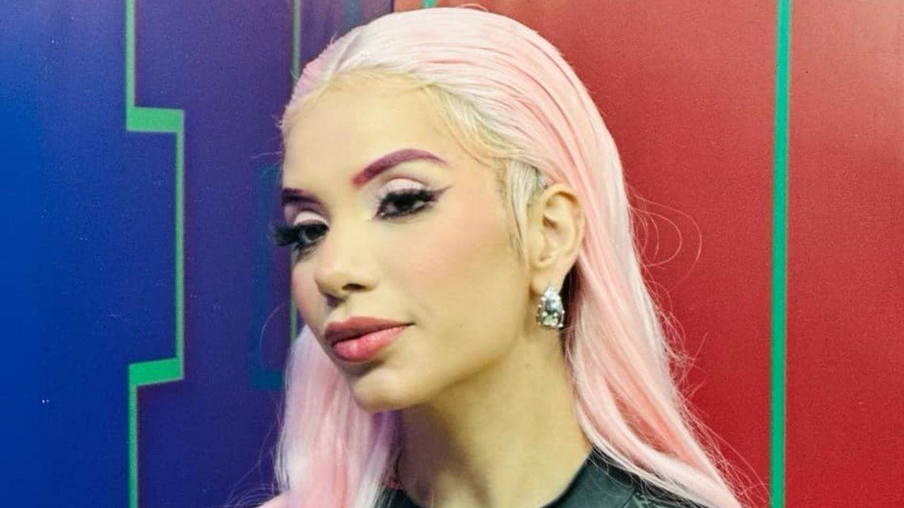 Imagen Principal de Nota: Jennifer Funes rompe estereotipos con sus looks más atrevidos como jueza en La Voz Urbana Catracha