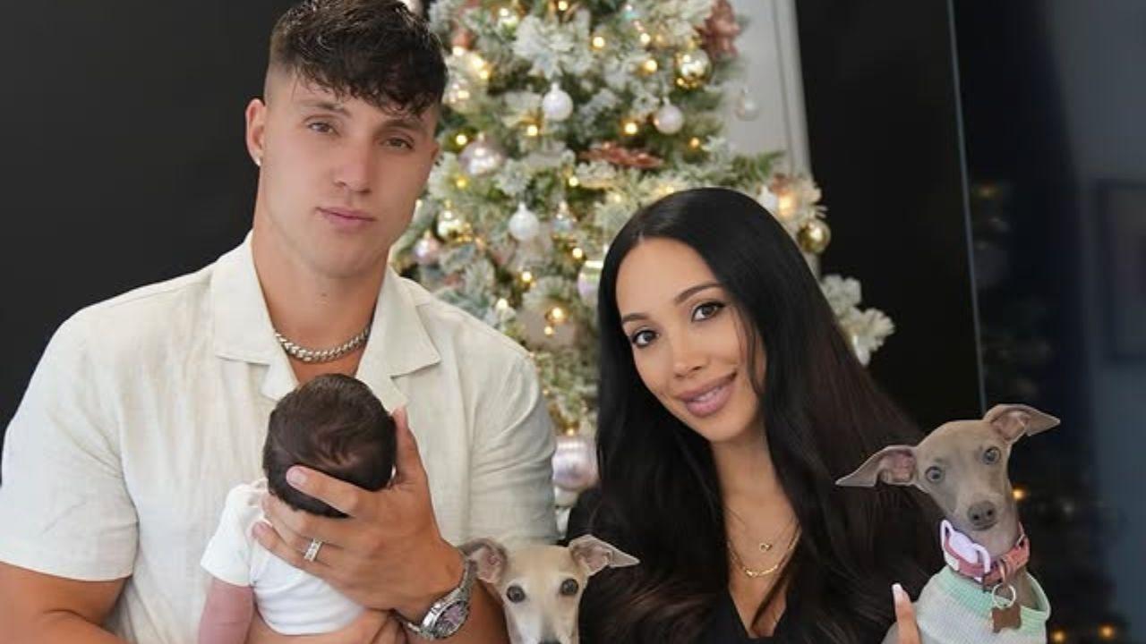 Imagen Principal de Nota: Modelo de la 'página azul' tuvo un hijo de su hermanastro y lo califica como "Milagro Navideño"