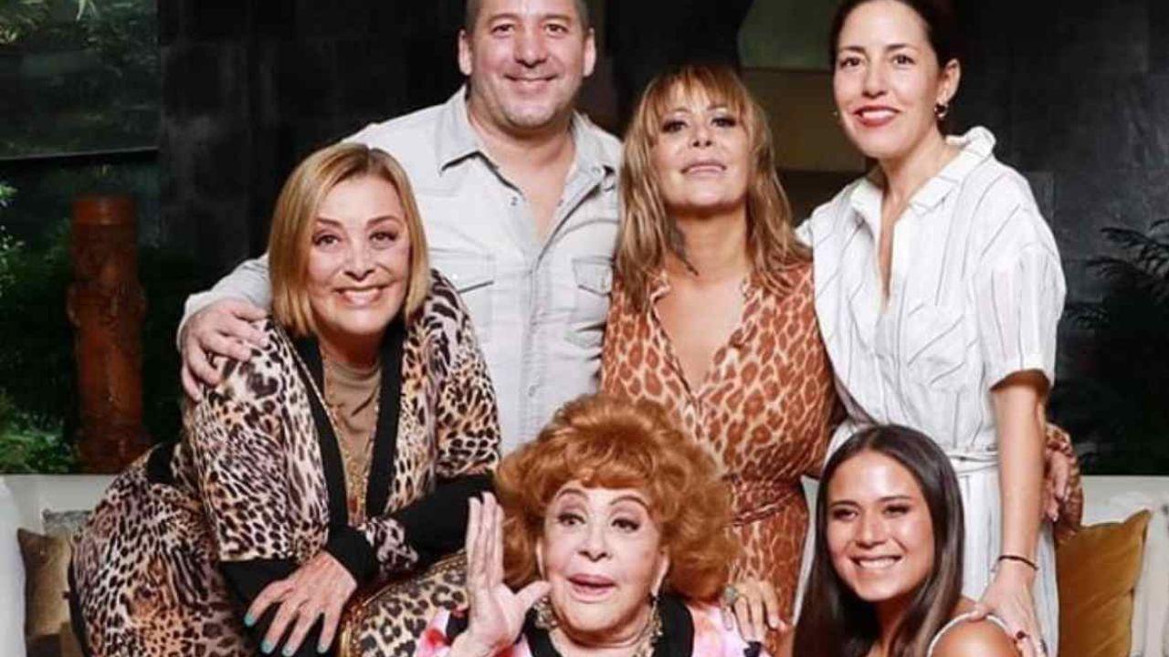 Imagen Principal de Nota: La lectura del testamento de Silvia Pinal se retrasa tras la muerte del notario encargado: ¿qué pasará con su herencia?