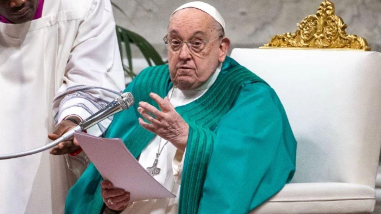 Imagen Principal de Nota: El papa Francisco sufre un empeoramiento respiratorio y envía mensaje desde el hospital
