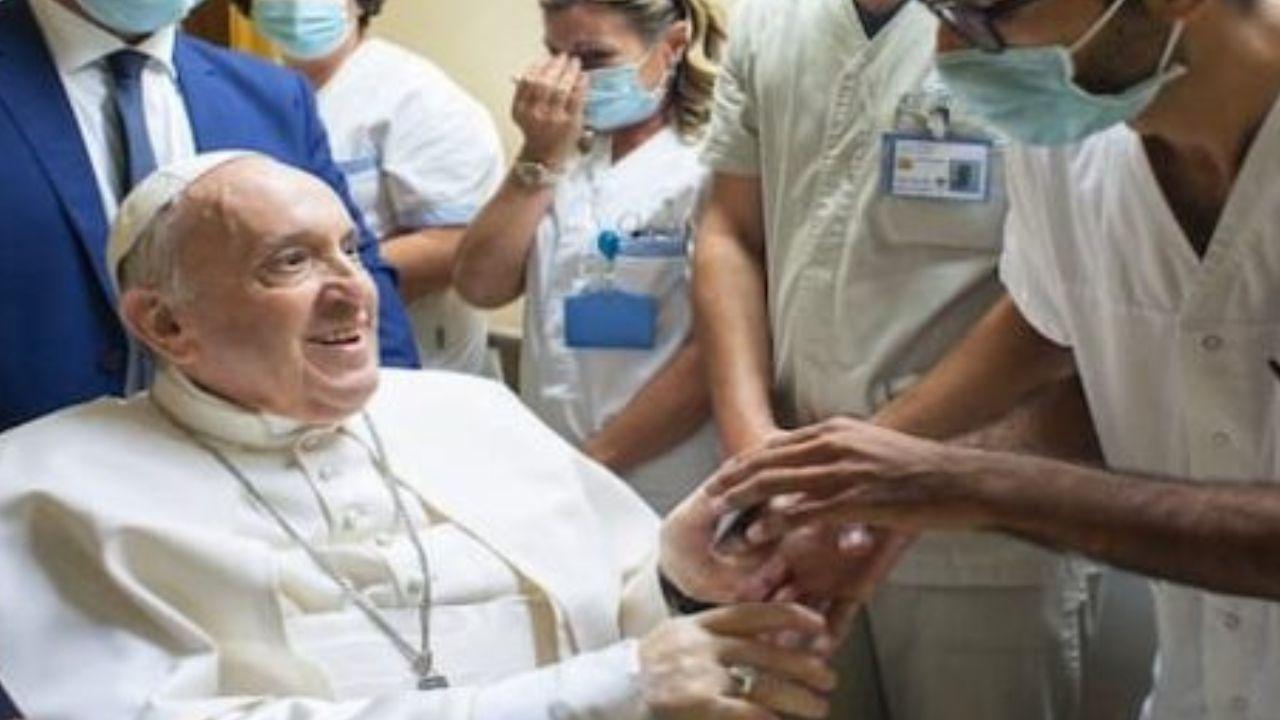 Imagen Principal de Nota: Papa Francisco recibe alta hospitalaria: Regresa al Vaticano tras mejoría en su salud