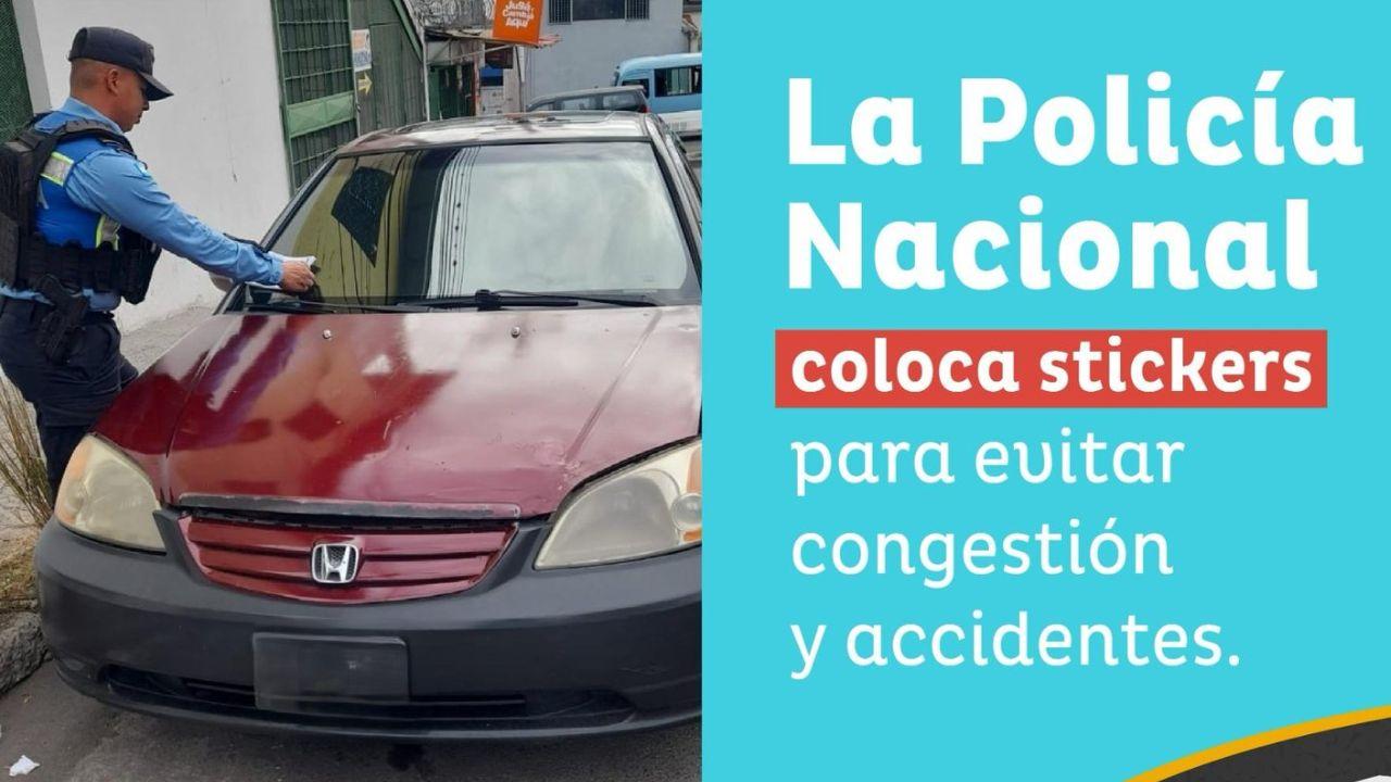 Imagen Principal de Nota: DNVT intensifica uso de stickers para multar vehículos mal estacionados en Honduras