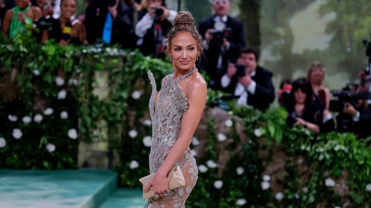 Imagen Principal de Nota: Jennifer Lopez muestra de más tras fallo de escote